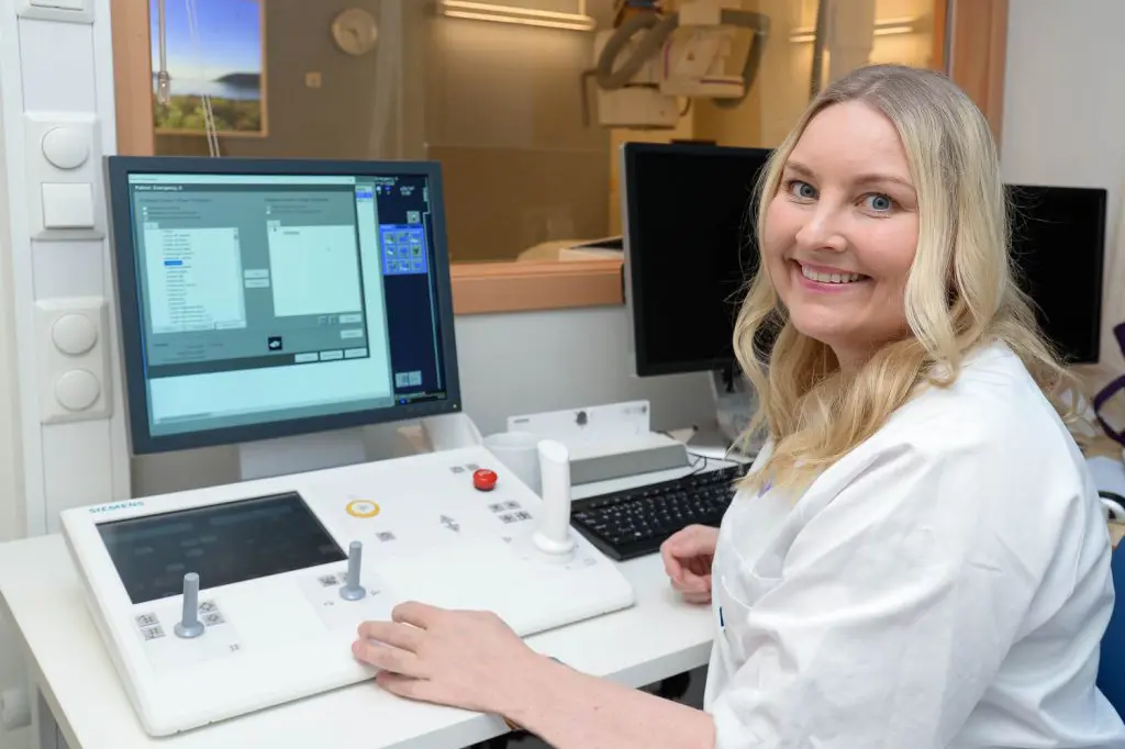 En person som sitter ved et skrivebord