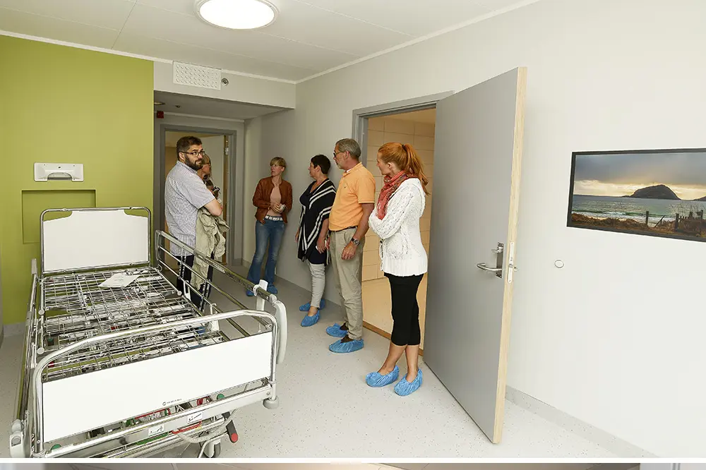 En gruppe personer i et rom