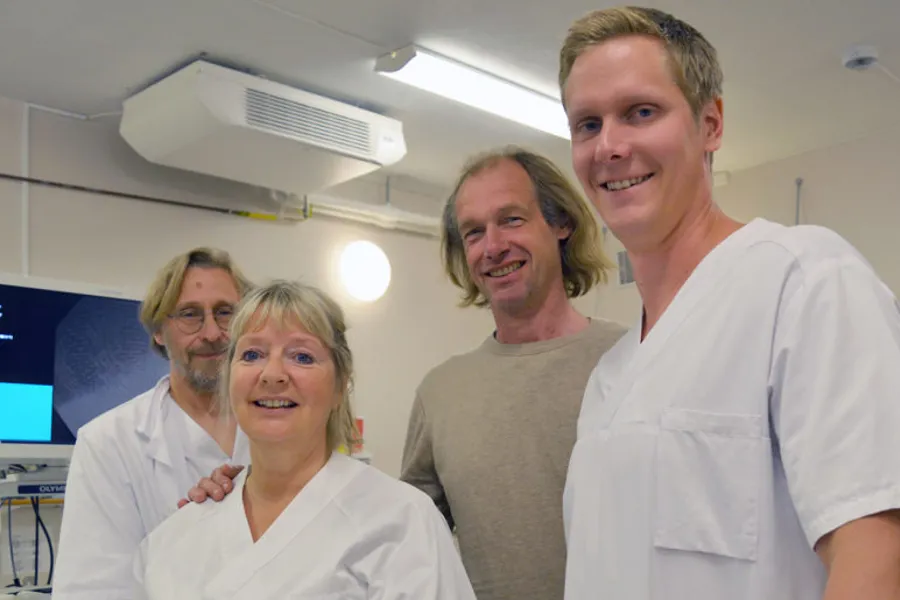 En gruppe mennesker som poserer for et bilde
