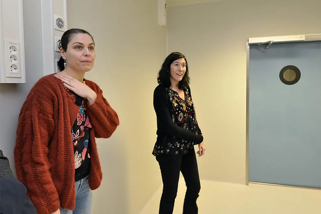 En person som står ved siden av en annen kvinne