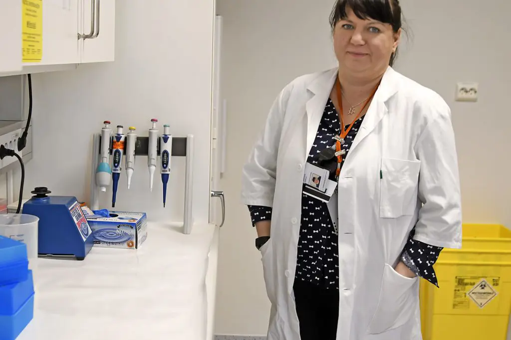 En mann i laboratoriefrakk