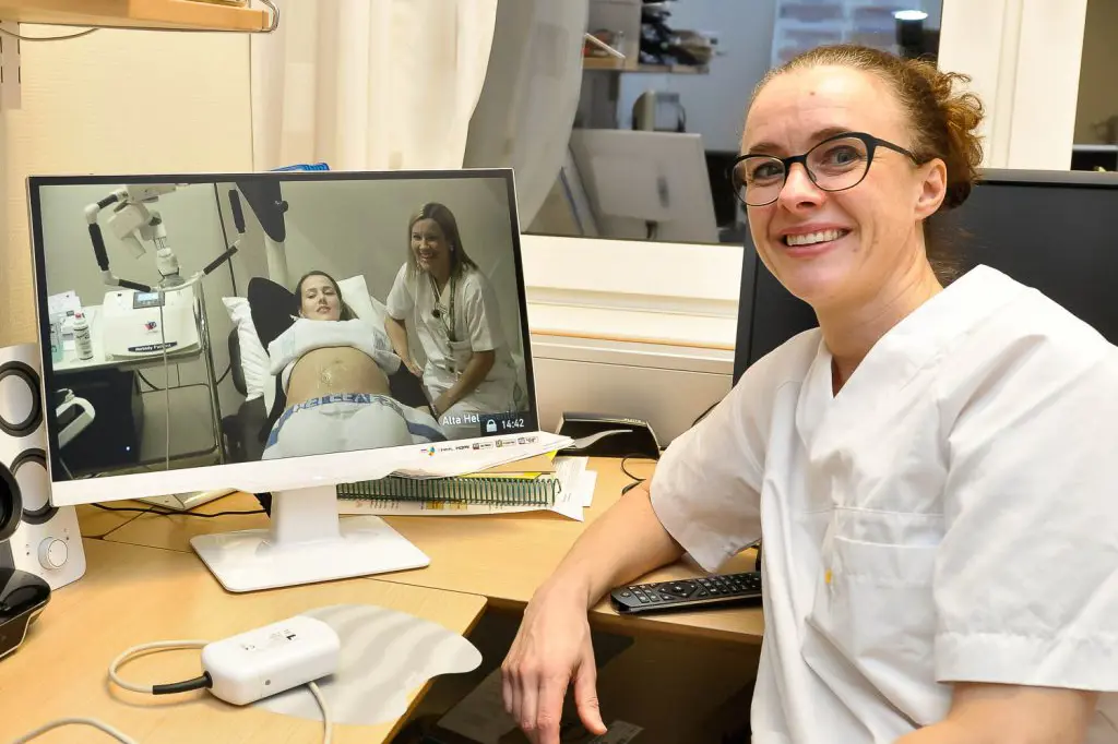 En person som sitter ved en datamaskin