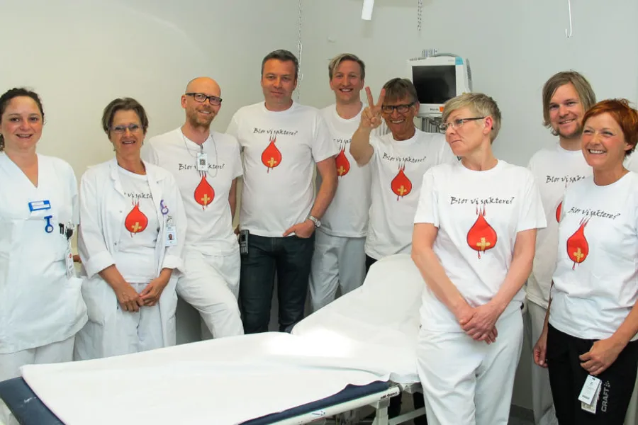 En gruppe mennesker iført hvite skjorter