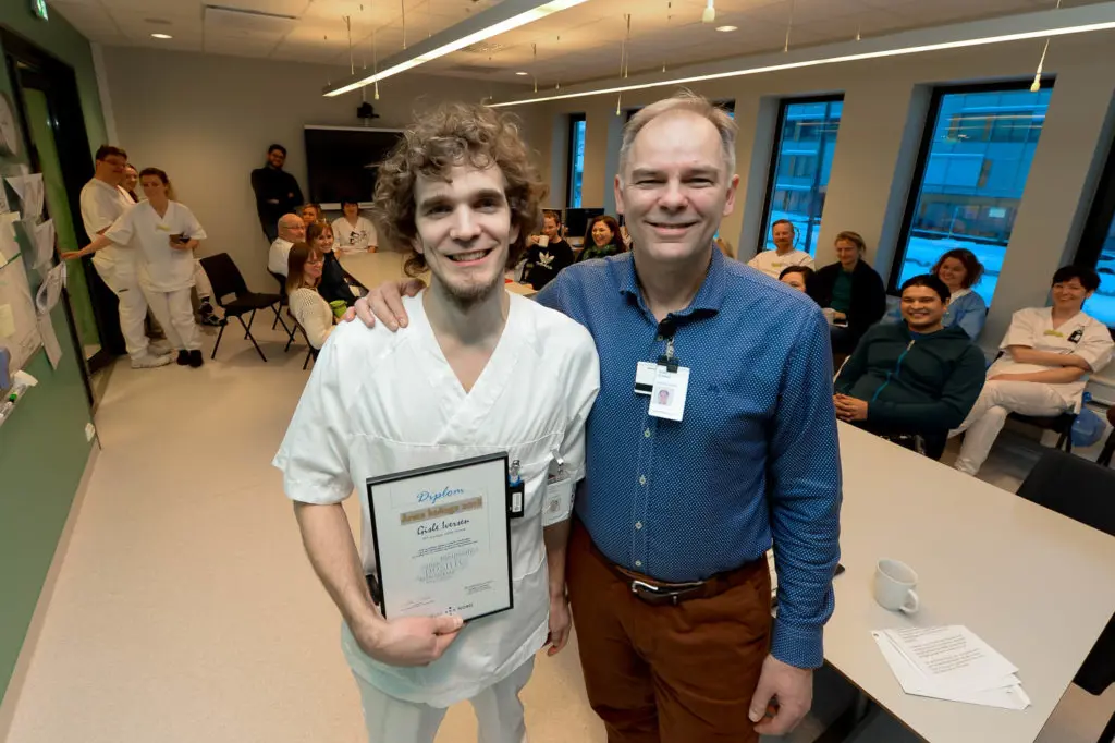 En mann og en kvinne som poserer for et bilde