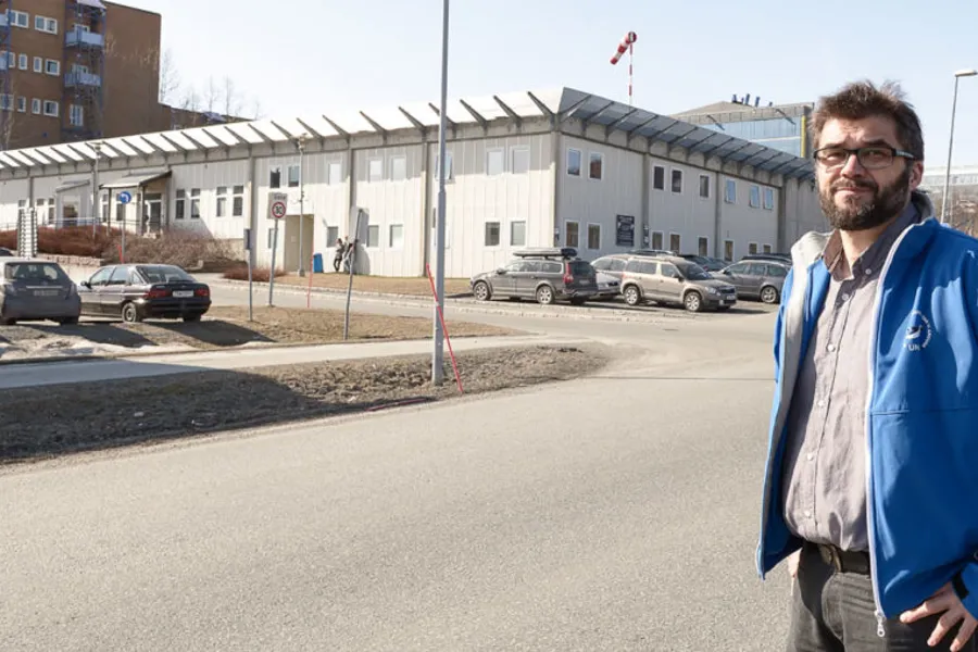 En mann som står på en parkeringsplass
