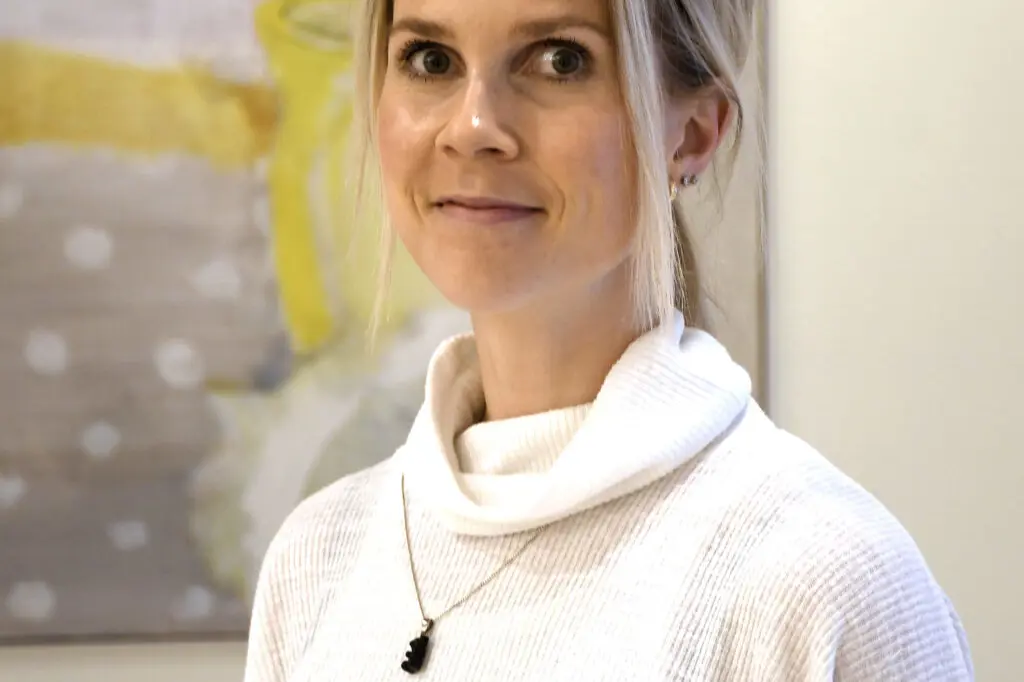 En kvinne iført en hvit skjorte