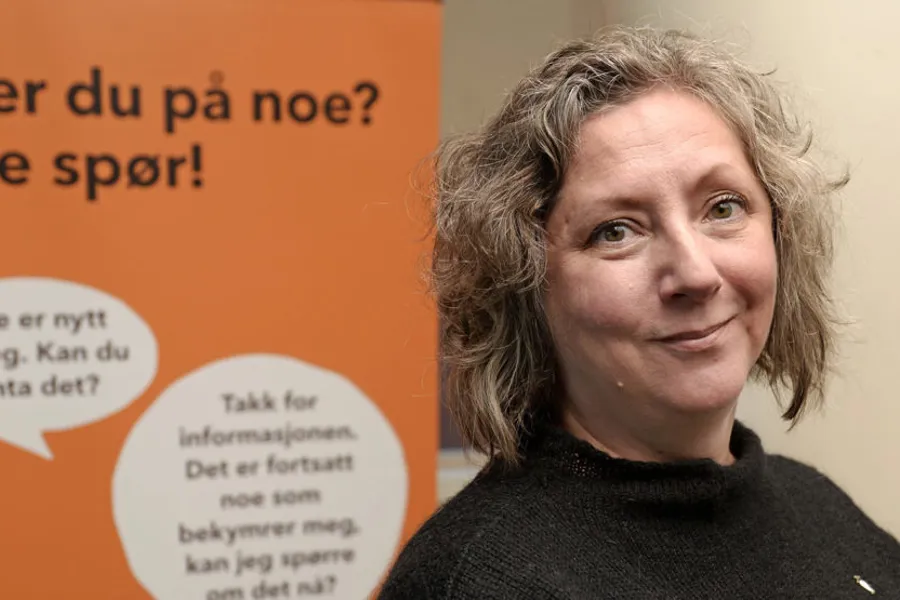 En person med et notat