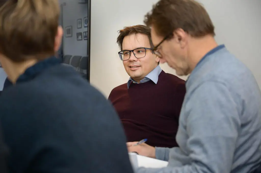 En gruppe menn som snakker