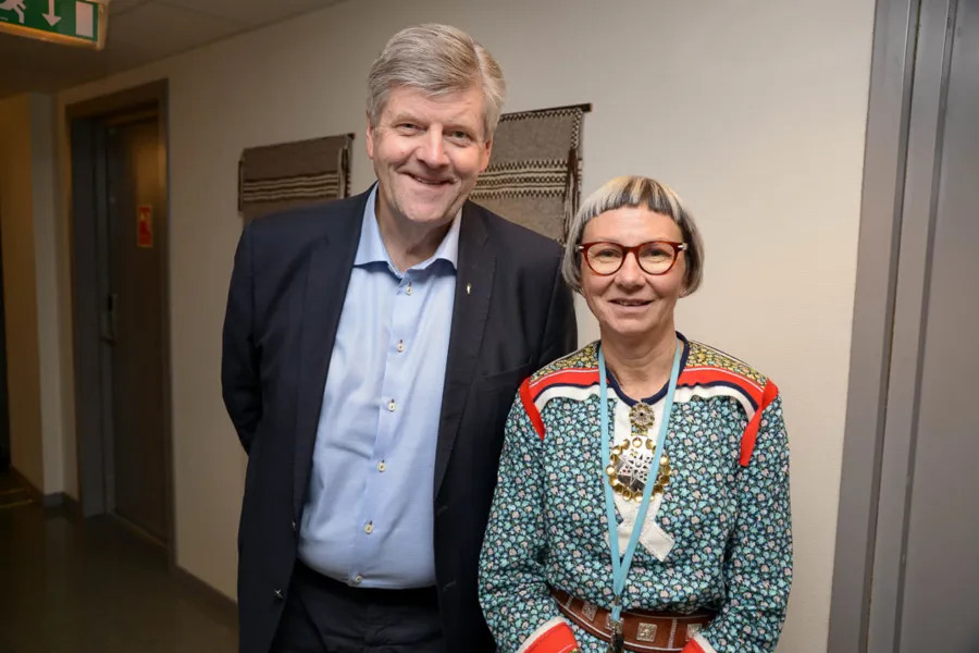 En mann og en kvinne som poserer for et bilde