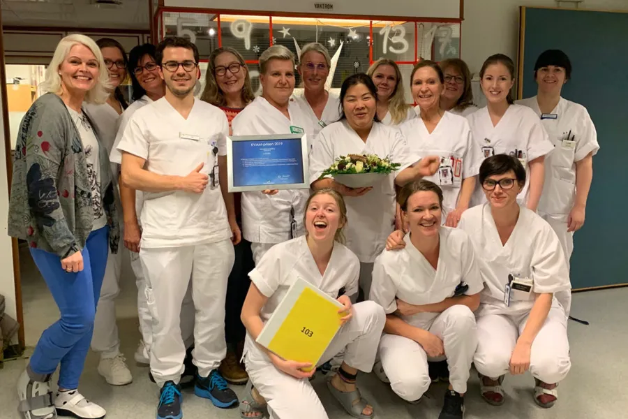 En gruppe mennesker som poserer for et bilde