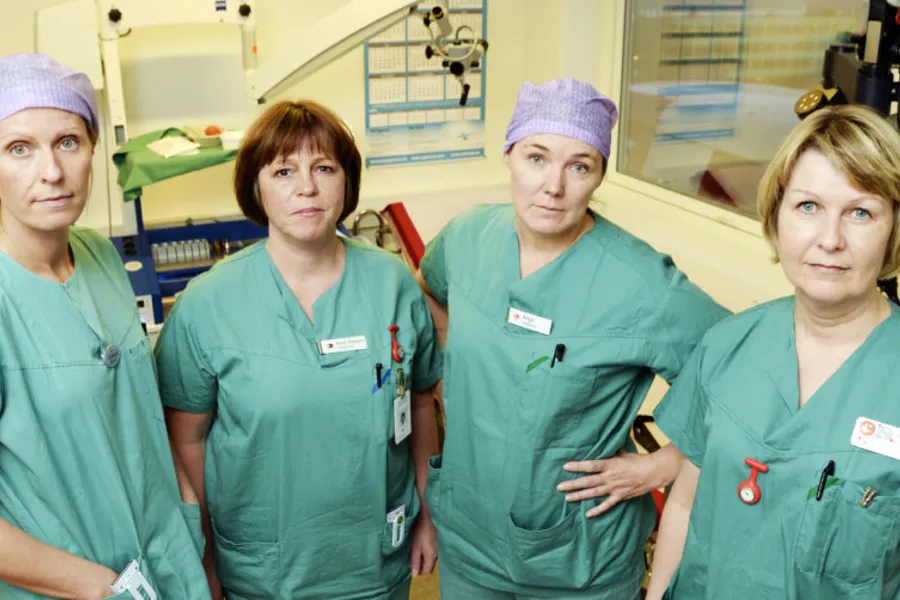 En gruppe personer i et rom