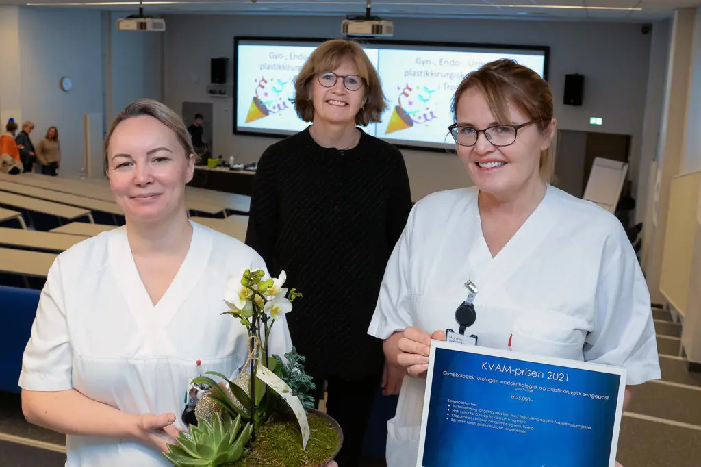 En gruppe kvinner som holder en blomsterbukett