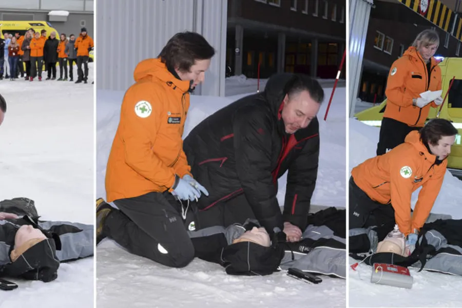 En gruppe mennesker i oransje jakker