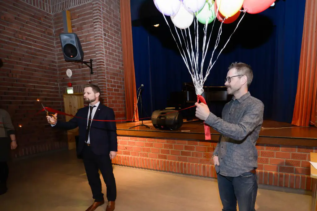 Et par menn som holder ballonger