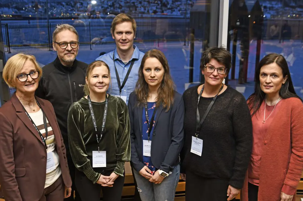 En gruppe mennesker som poserer for et bilde