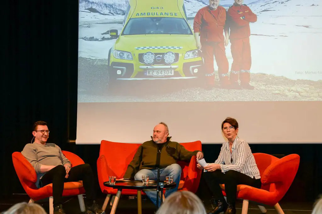 En gruppe mennesker som sitter i stoler