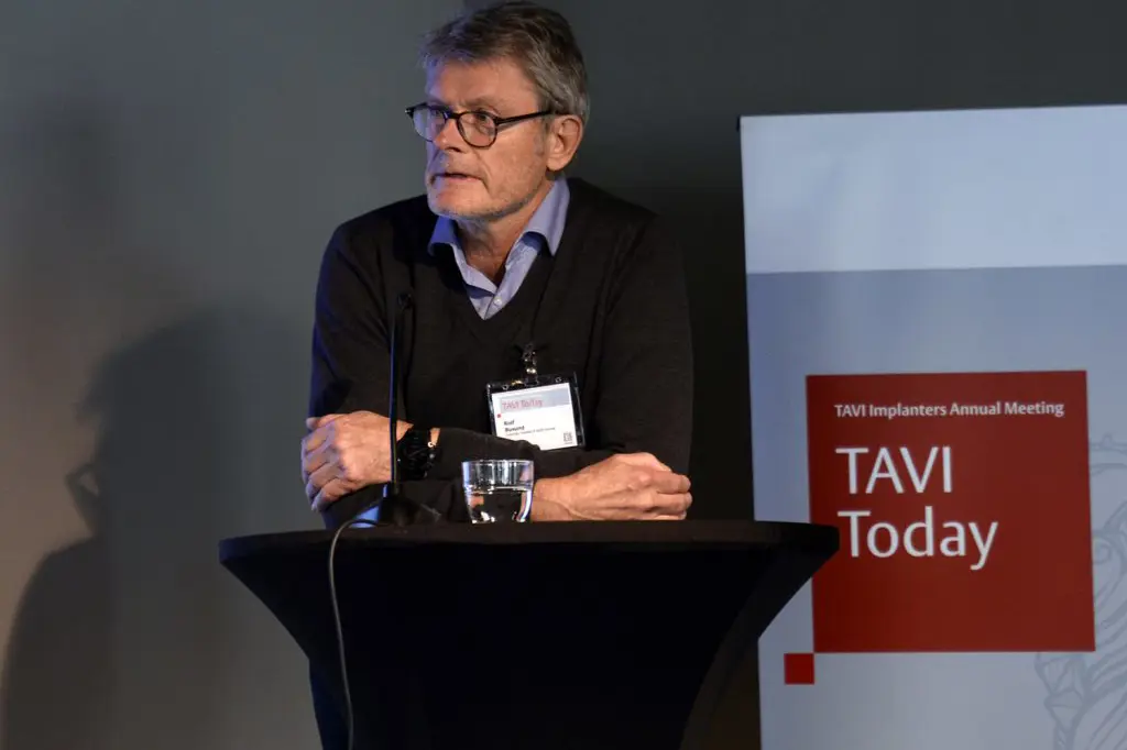 En mann som står på et podium
