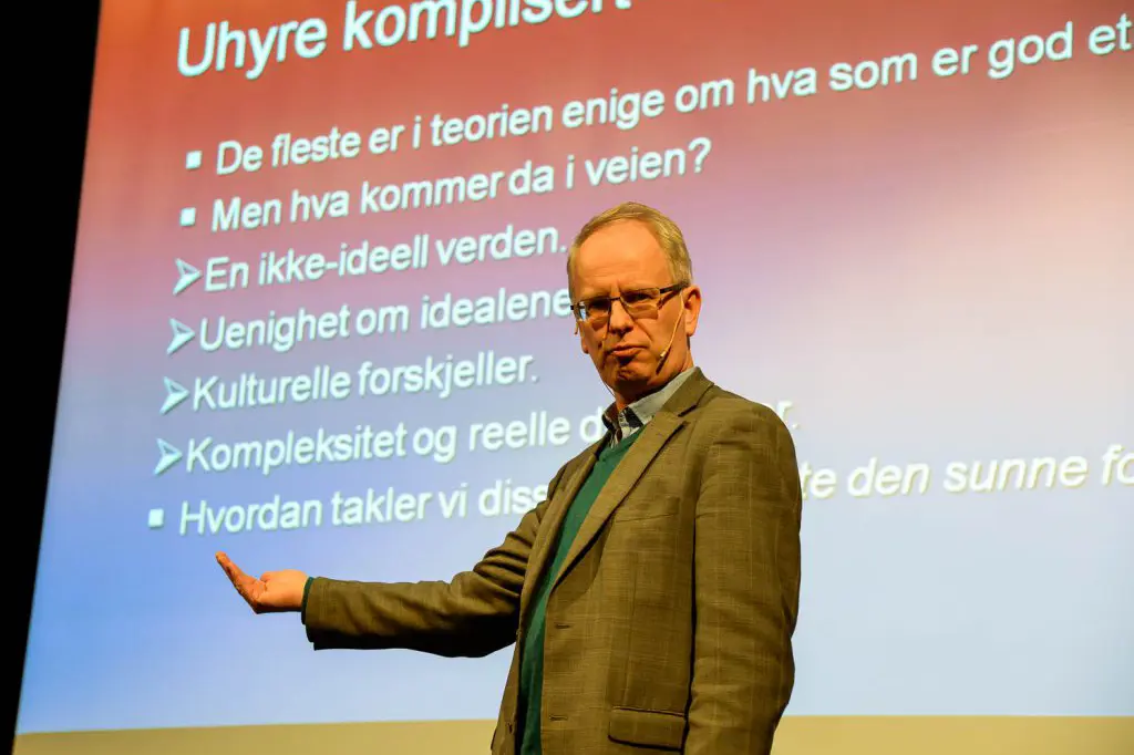 En mann som snakker inn i en mikrofon
