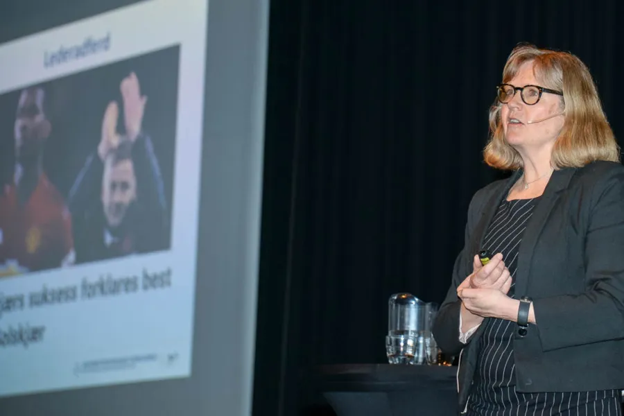 En person som står foran en skjerm