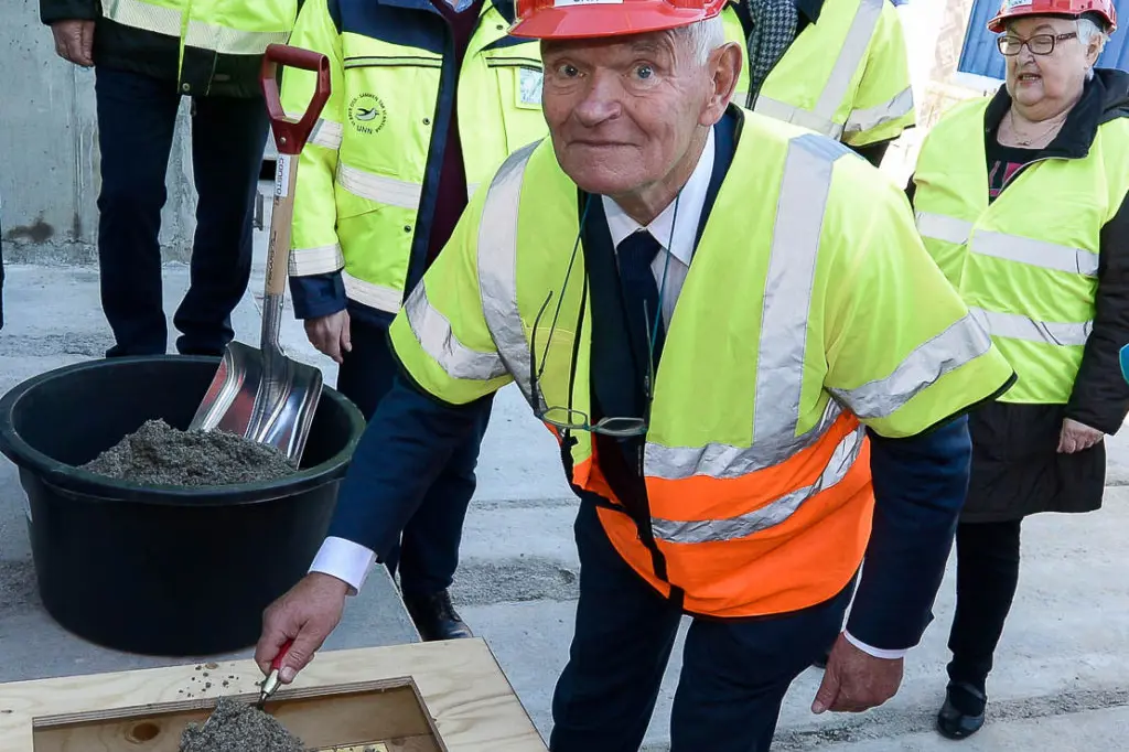 En gruppe menn iført hjelmer og reflekser
