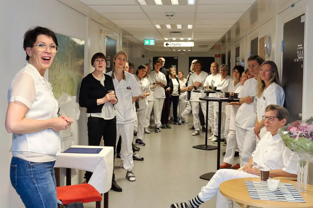 En gruppe personer i et rom