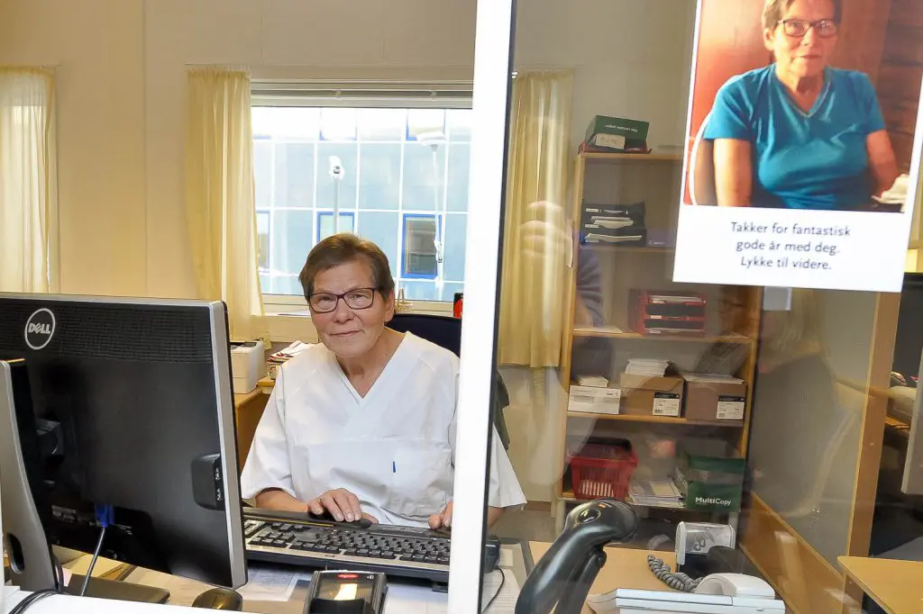En person som jobber på datamaskinen