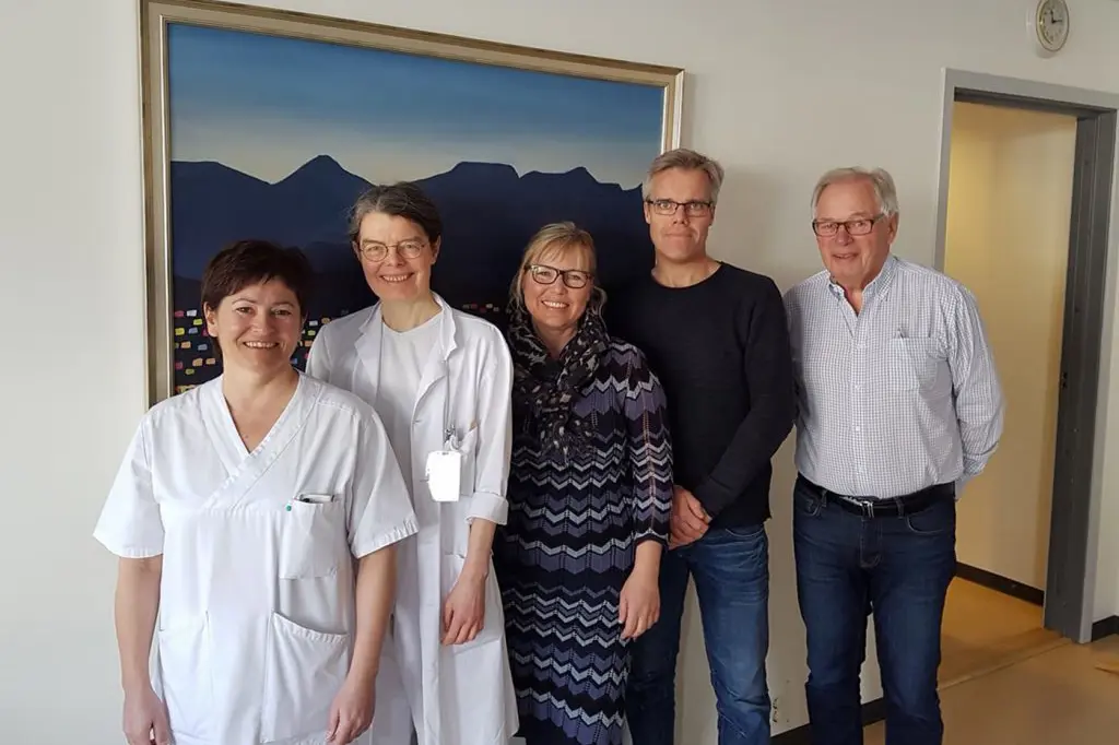 En gruppe mennesker som poserer for et bilde