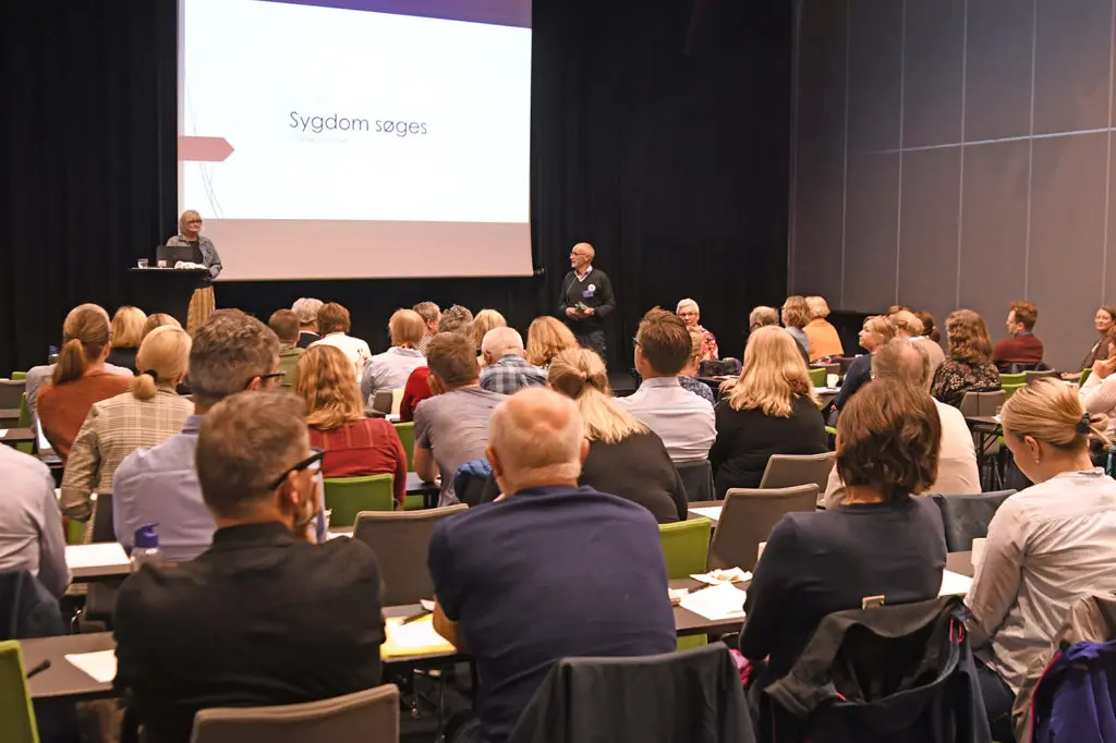En person som holder en presentasjon for et publikum