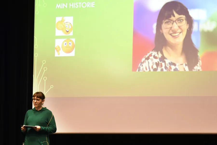 En person som står foran en skjerm
