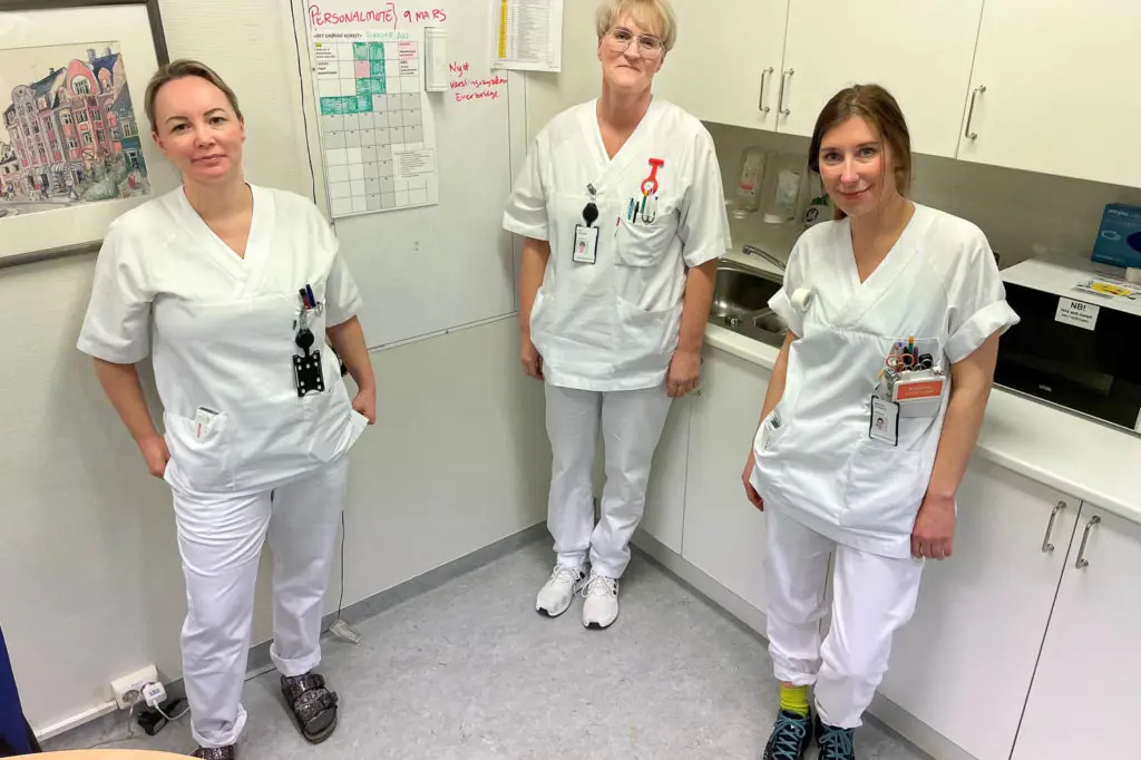 En gruppe kvinner i hvite laboratoriefrakker