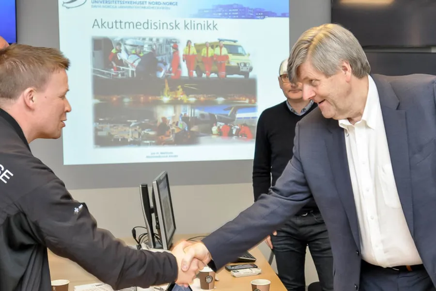 Noen få menn håndhilser