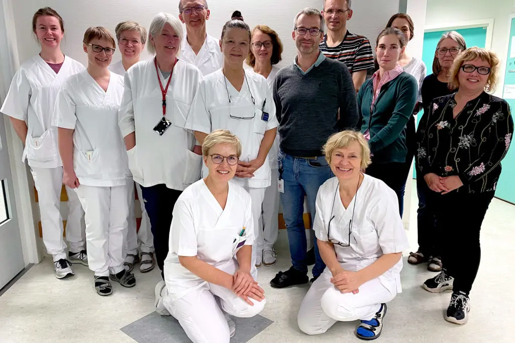 En gruppe mennesker som poserer for et bilde