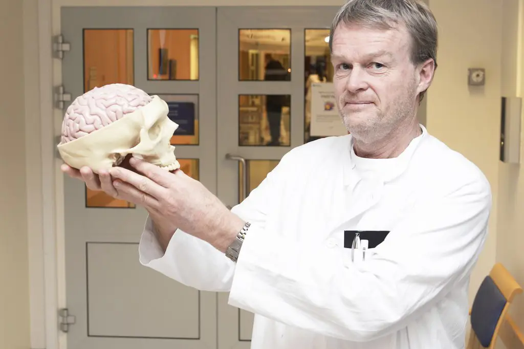 En mann som holder en sandwich