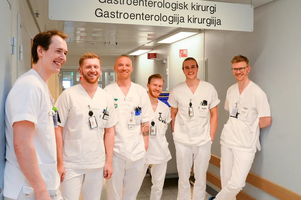 Mannlige ansatte utenfor gastrokirurgisk avd.