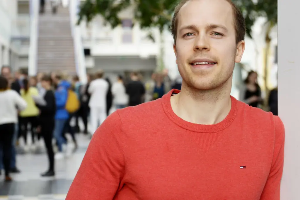 En person i rød skjorte