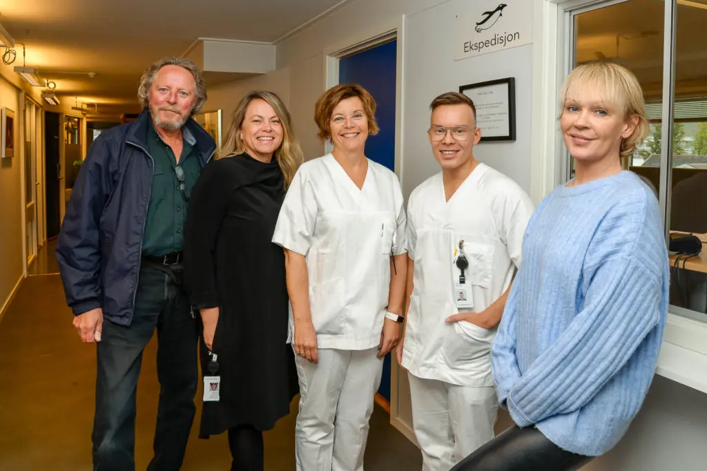 En gruppe mennesker som poserer for et bilde