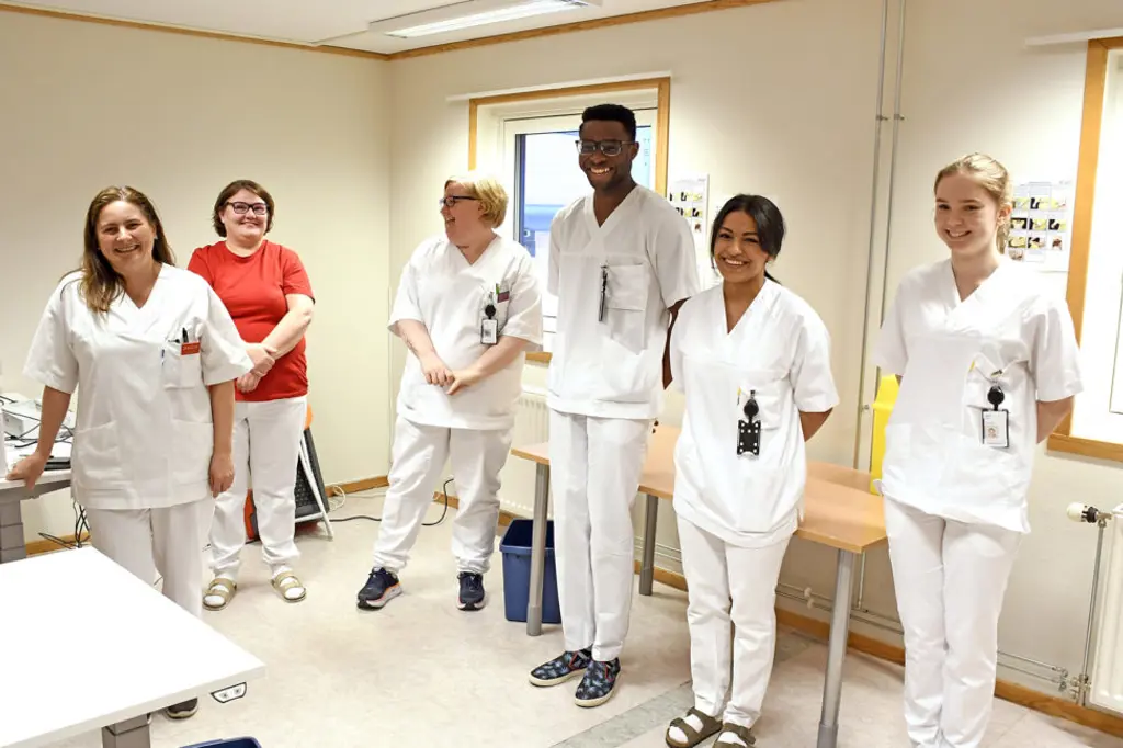 En gruppe mennesker i hvite laboratoriefrakker