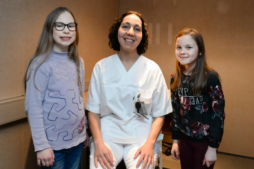 En gruppe mennesker som poserer for kameraet
