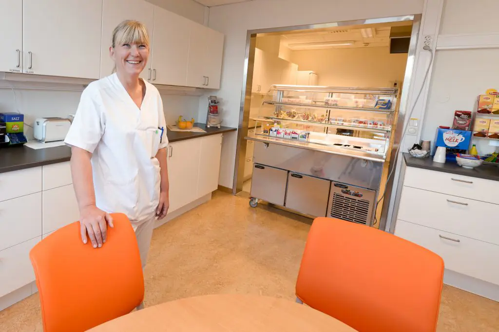 En kvinne som står på et kjøkken