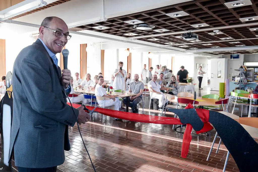 En mann som holder en mikrofon