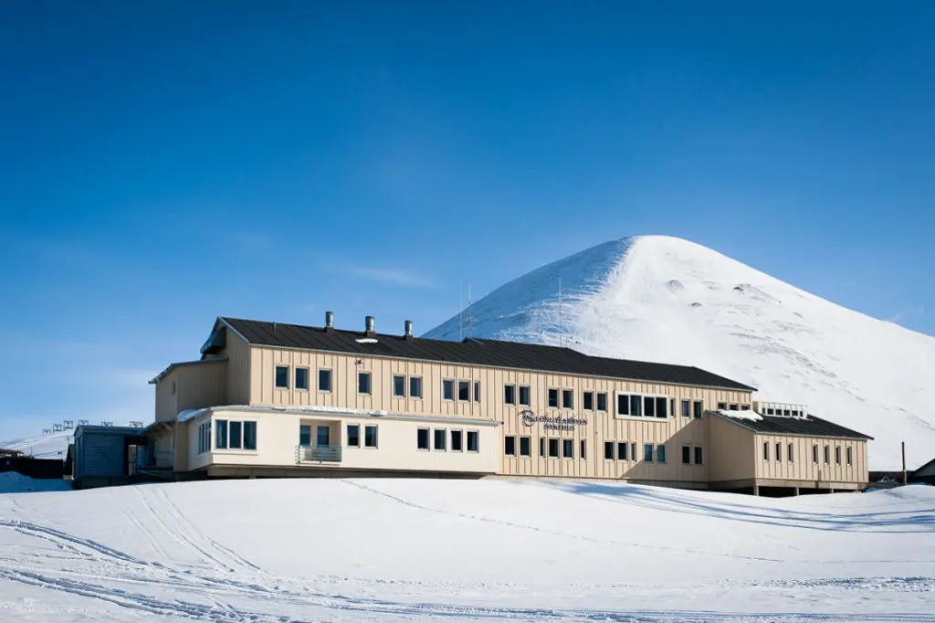 En bygning i snøen