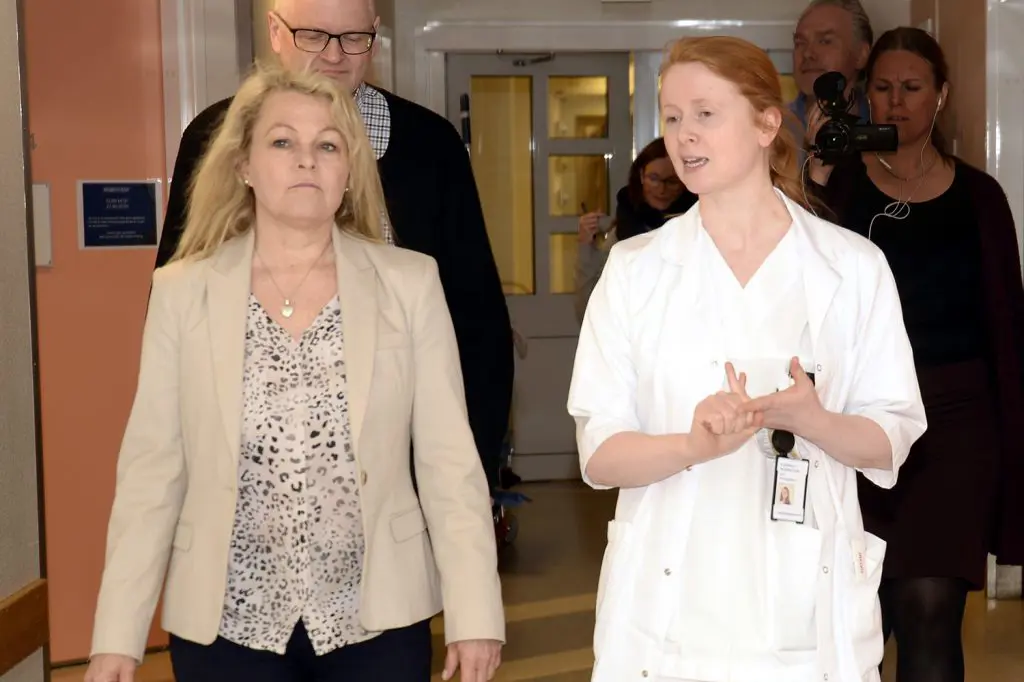 En gruppe mennesker som står i en gang