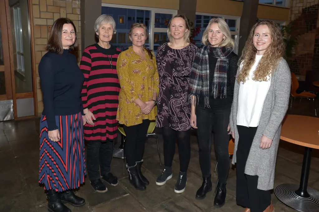 En gruppe kvinner som poserer for et bilde