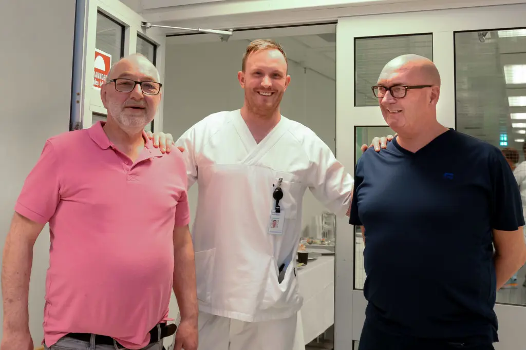 En gruppe menn som poserer for et bilde