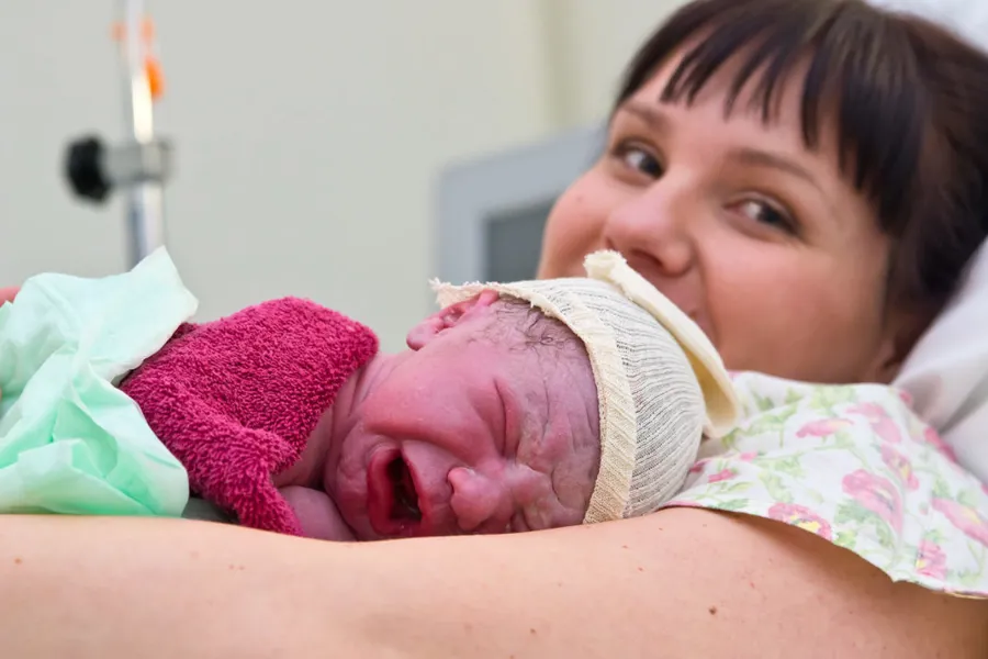 En person som holder en baby