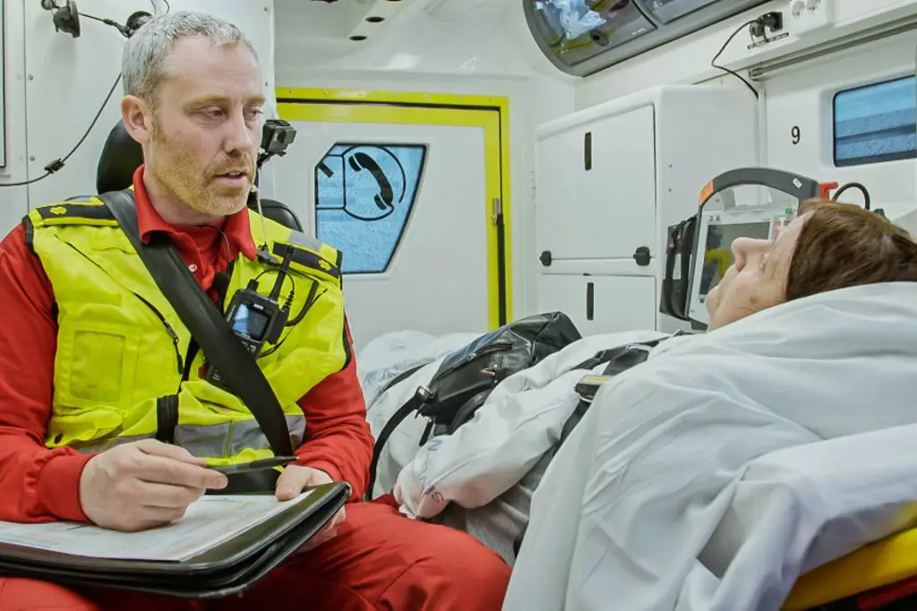 En mann i en sykehusseng med en kvinne i en sykehusseng
