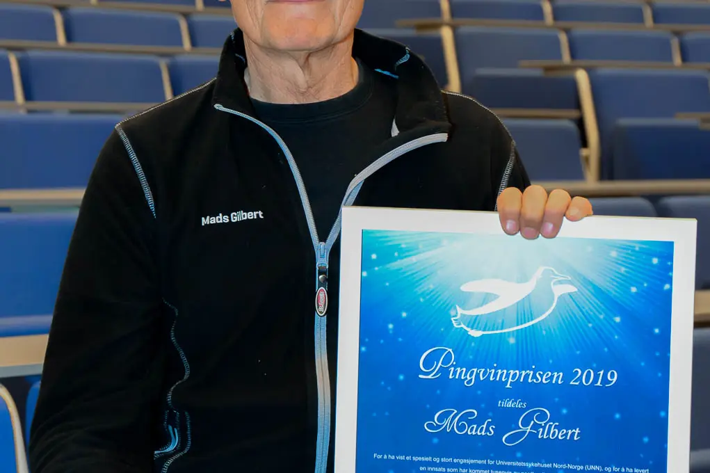 En mann som holder et skilt