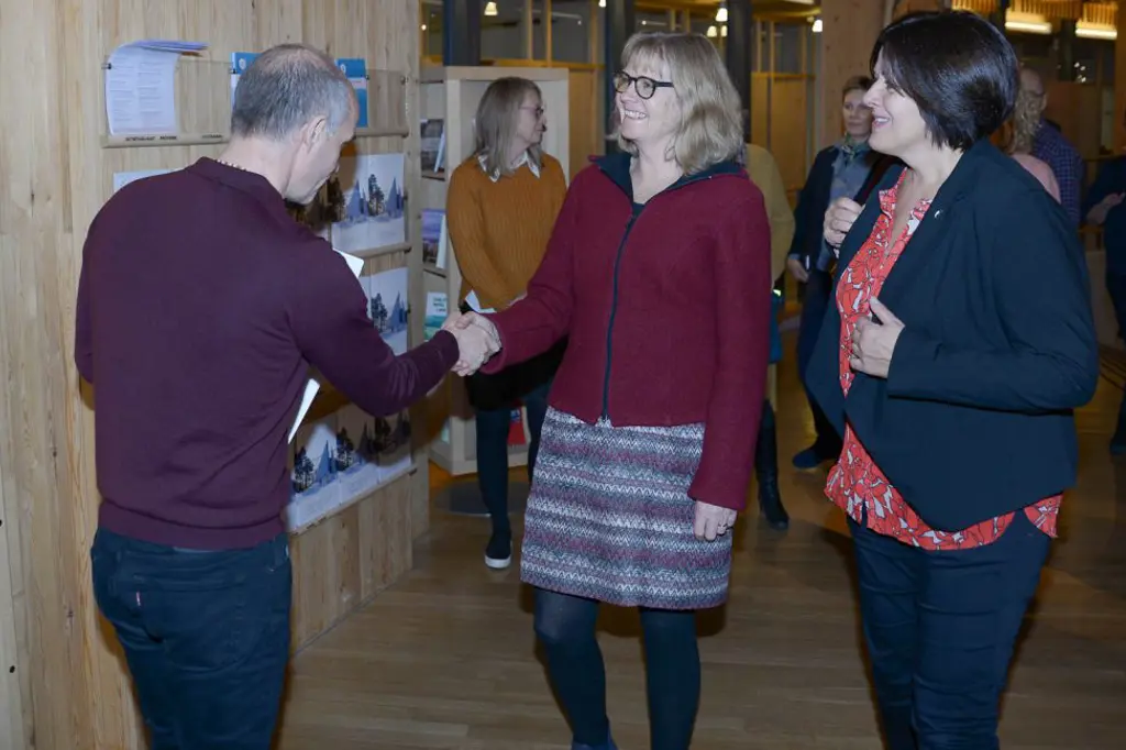 En gruppe mennesker som står i et rom