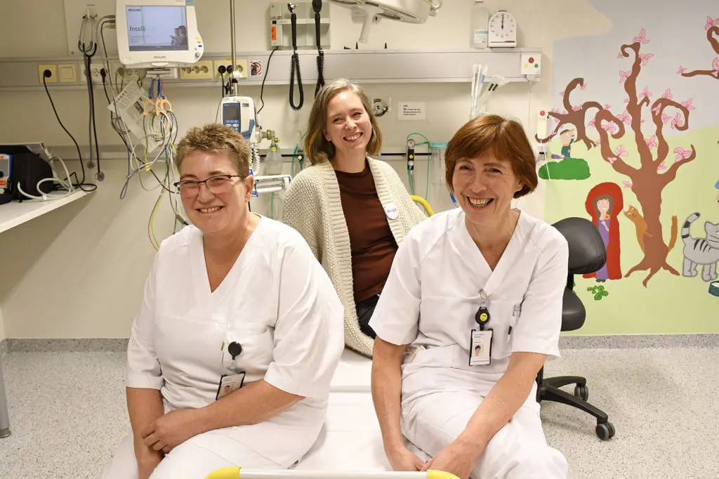 En gruppe mennesker i hvite laboratoriefrakker