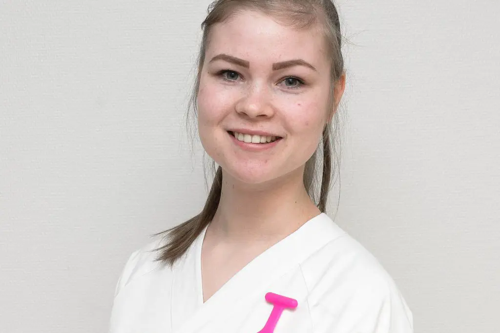 En person som har på seg en hvit skjorte